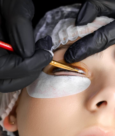 Skropstas un uzacis, Rīga