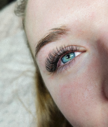 Skropstas un uzacis, Rīga