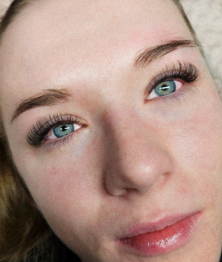 Skropstas un uzacis, Rīga