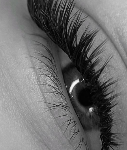 Skropstas un uzacis, Rīga