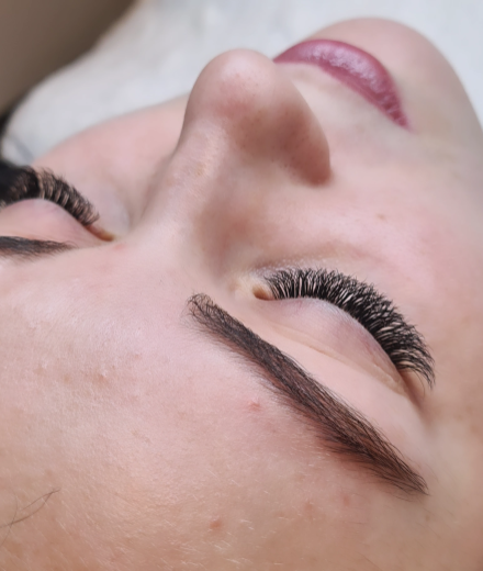 Skropstas un uzacis, Rīga