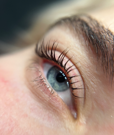 Skropstas un uzacis, Rīga