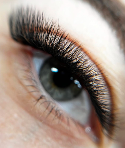 Skropstas un uzacis, Rīga