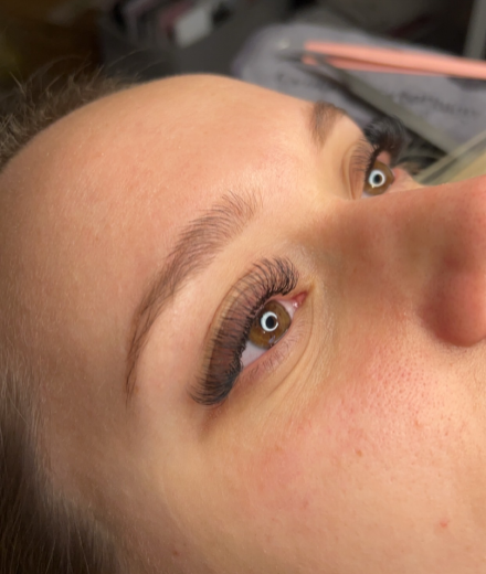 Skropstas un uzacis, Rīga