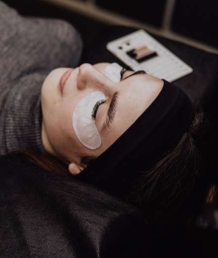 Skropstas un uzacis, Rīga