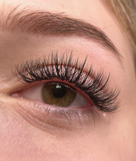 Skropstas un uzacis, Rīga