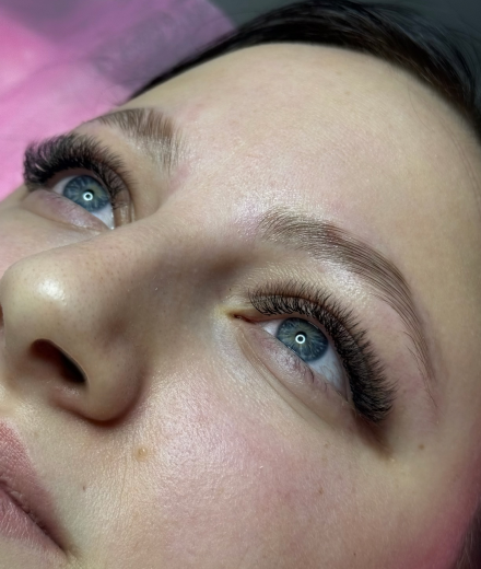 Skropstas un uzacis, Rīga