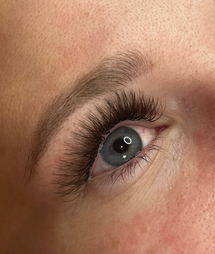 Skropstas un uzacis, Rīga