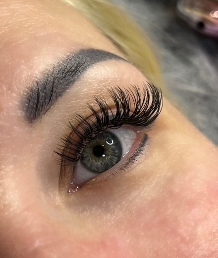 Skropstas un uzacis, Rīga