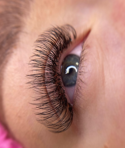 Skropstas un uzacis, Rīga