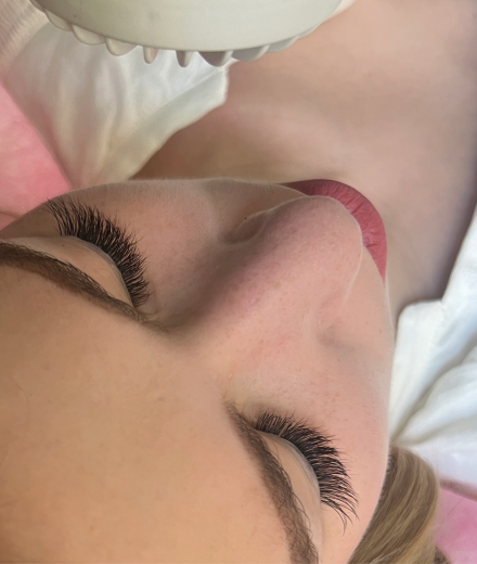 Skropstas un uzacis, Rīga