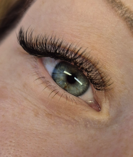 Skropstas un uzacis, Rīga