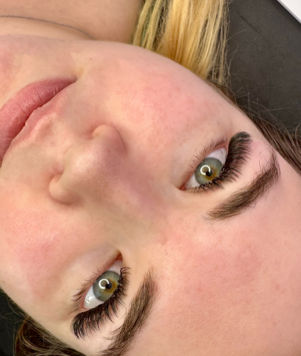 Skropstas un uzacis, Rīga