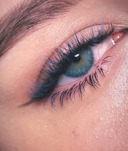 Skropstas un uzacis, Rīga