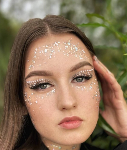 Skropstas un uzacis, Rīga