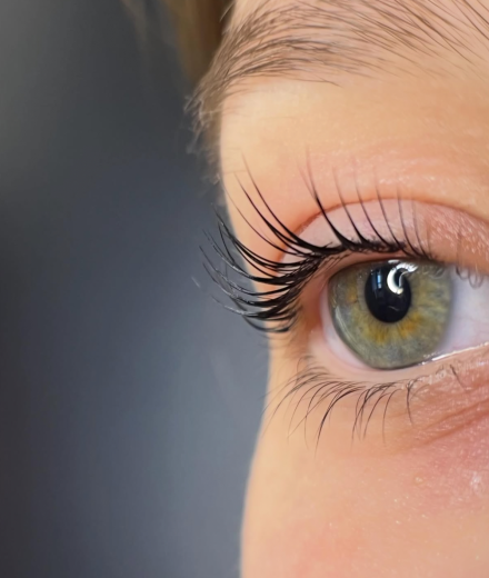 Skropstas un uzacis, Rīga