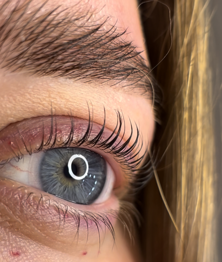 Skropstas un uzacis, Rīga