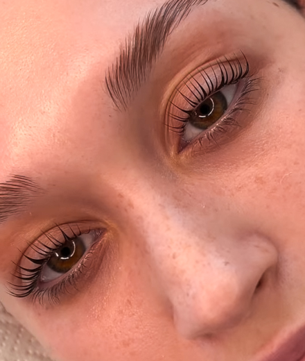 Skropstas un uzacis, Rīga