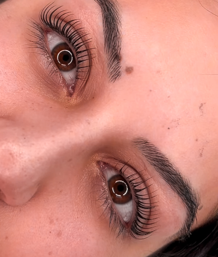 Skropstas un uzacis, Rīga