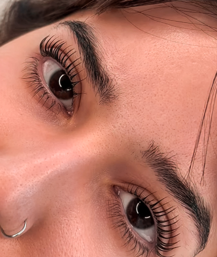 Skropstas un uzacis, Rīga