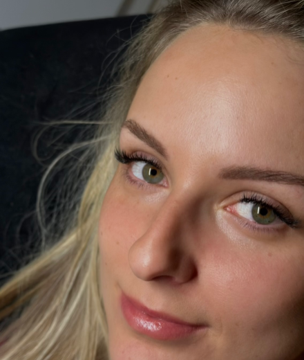 Skropstas un uzacis, Rīga