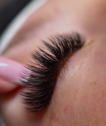 Skropstas un uzacis, Rīga