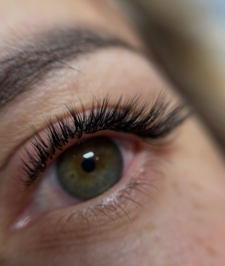 Skropstas un uzacis, Rīga