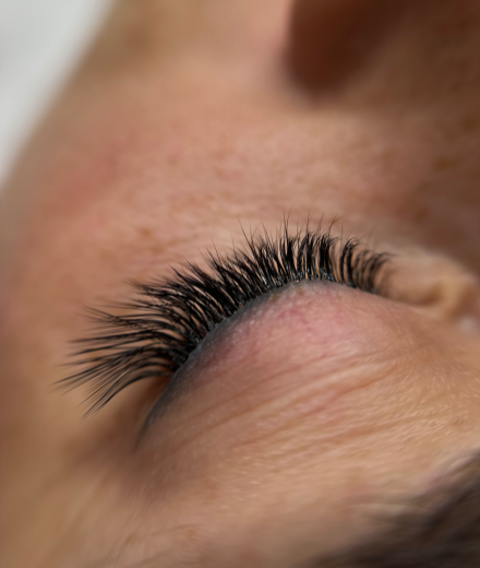 Skropstas un uzacis, Rīga