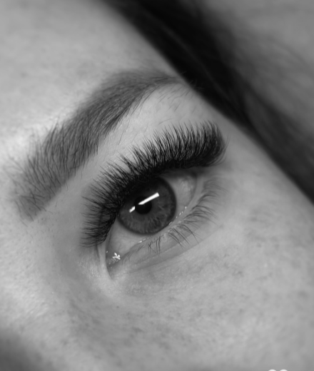 Skropstas un uzacis, Rīga